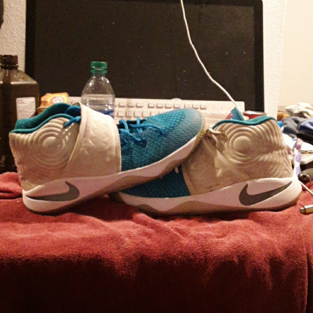 Kyrie 2 xmas